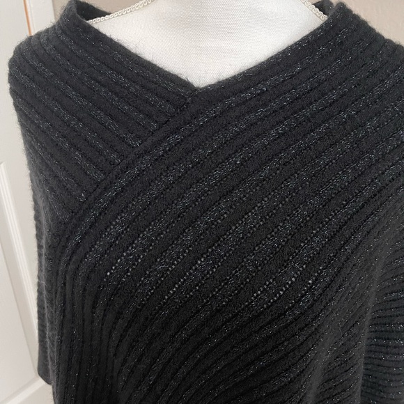 NWT Womens poncho - Picture 3 of 5